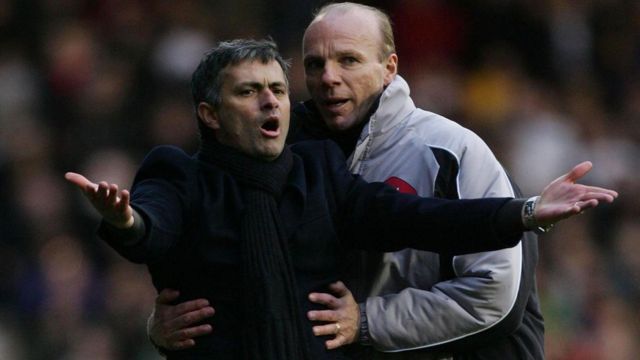 Steve Bennett (apa ọtun) to jẹ adari kẹ́rin n fa Jose Mourinho (apa osi) seyin nibi to ti n fehonu han lori papa