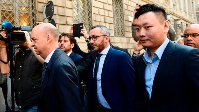 Le chinois David Han Li (droite) et l'italien Marco Fassone (gauche), représentants du consortium chinois Sino-Europe Sports (SES) arrivent pour finaliser l'accord avec Fininvest, pour la reprise de l'AC Milan par Rossoneri Sport Investment Lux, Le 13 avril 2017 à Milan.