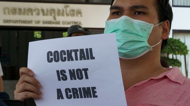Tayland'da alkol kısıtlamasına karşı eylemde "Kokteyl suç değildir" yazılı pankart taşıdılar