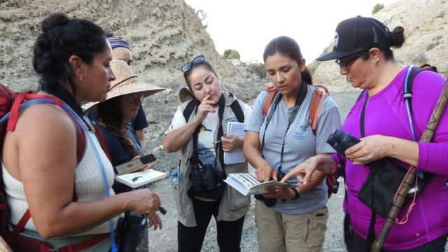 Bedolla entrenando mujeres locales en acciones de conservación