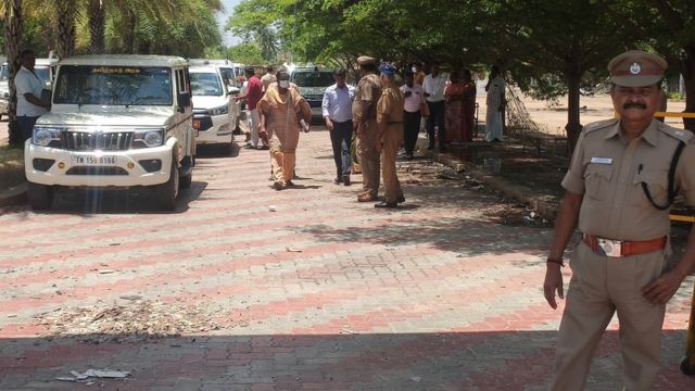 போலீசார்