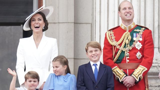 La duquesa de Cambridge, el príncipe Louis, la princesa Charlotte, el príncipe George y el duque de Cambridge, en el balcón del Palacio de Buckingham, para ver el vuelo del Jubileo de Platino en el primer día de las celebraciones reales.