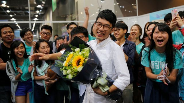 2014年の学生運動を指揮した羅冠聰(英語名ネイサン・ロー)さんの当選を祝う支持者たち(5日)