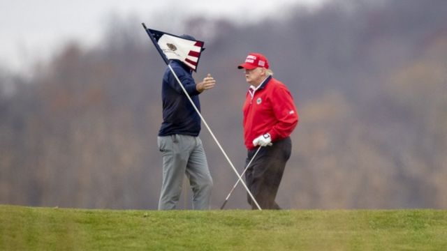 ترامب يلعب الغولف