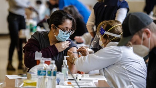 Moderna aşısının kullanımına ABD'de başlandı.