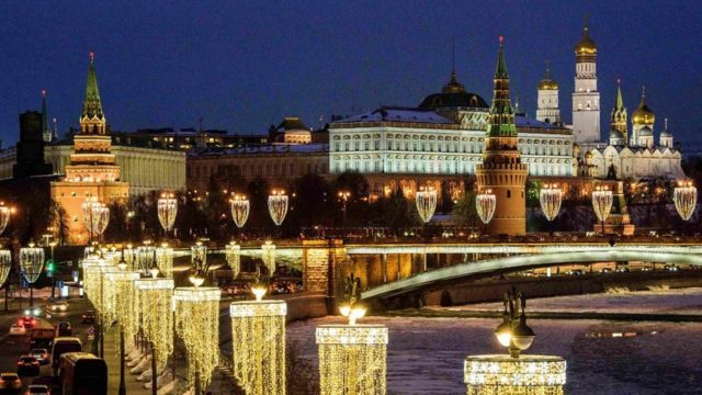 A night-time picture of the Kremlin complex and the Bolshoy Kamenny bridge in Moscow.