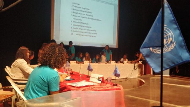 Jovens participando de simulação da ONU na EMEFM Owaldo Aranha Bandeira de Mello