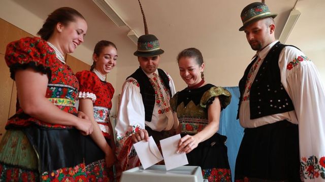 Votantes en el referendum de 2016.