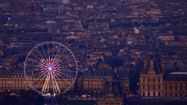 Париж экономит на освещении. Но не на празднике
