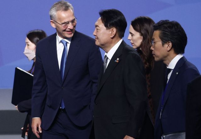 北约峰会首日新闻发布会后，北约秘书长延斯·斯托尔滕贝格（左）与韩国总统尹锡悦（中）交谈。右二为新西兰总理阿德恩。(photo:BBC)