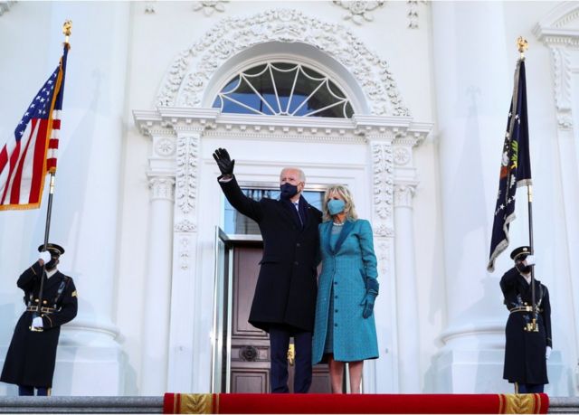 조 바이든 대통령과 질 바이든 여사가 백악관에 들어가기 전 지지자들에게 인사하고 있다