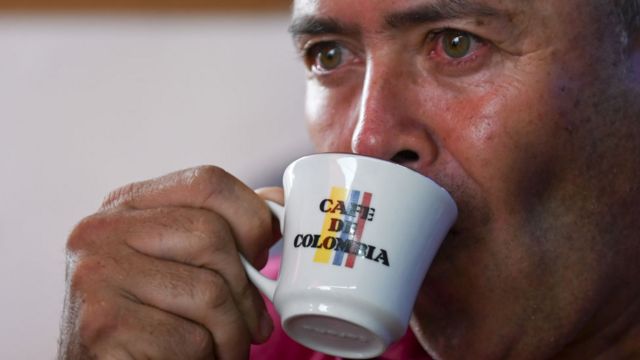 Hombre tomando cafe