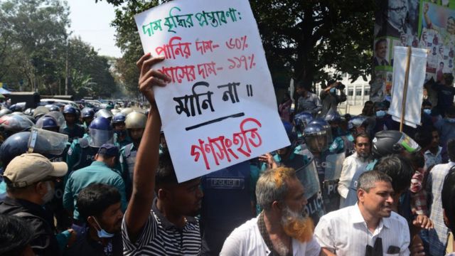 দ্রব্যমূল্য বৃদ্ধি ধীরে ধীরে একটি রাজনৈতিক ইস্যুতে পরিণত হচ্ছে।