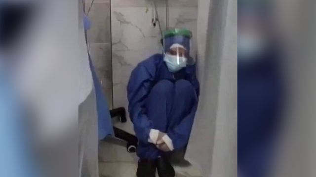إحدى الممرضات وهي جالسة على الأرض