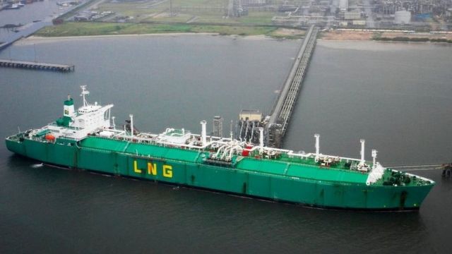 Un navire charge du gaz naturel liquéfié provenant de l'usine de gaz naturel liquéfié du Nigéria, le 12 octobre 2004, sur l'île de Bonny, au Nigeria