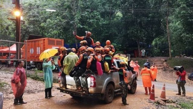 Equipes de resgate na Tailândia