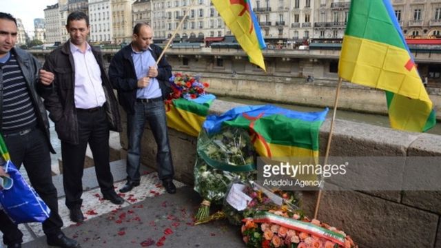Des ressortissants algériens commémorent le massacre de 1961 le 17 Octobre de chaque année sur le pont Saint-Michel à Paris.