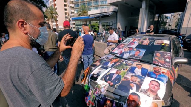 سيارة مغطاة بصور ضحايا انفجار 4 أغسطس/ آب شوهدت خلال تظاهرة للمطالبة بالمساءلة