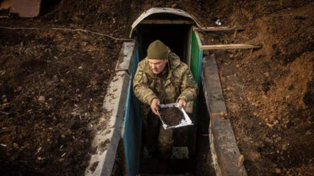 Un soldado ucraniano limpia una trinchera