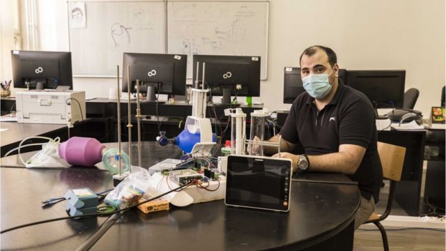 Istraživač Dalibor Nikolić sa prototipom 3D respiratora