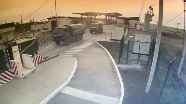 Imagen de CCTV emitida por el Servicio Estatal de Guardia Fronteriza de Ucrania que dice mostrar vehículos militares rusos moviéndose a través de la frontera desde Crimea hacia Ucrania.