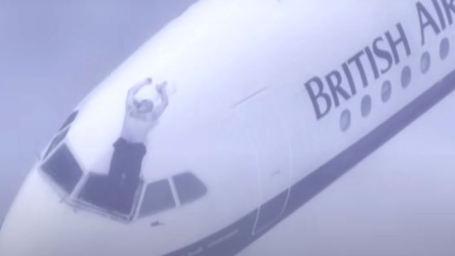 Recreación de los hechos en un documental donde se ve cómo el auxiliar toma los tobillos del piloto.