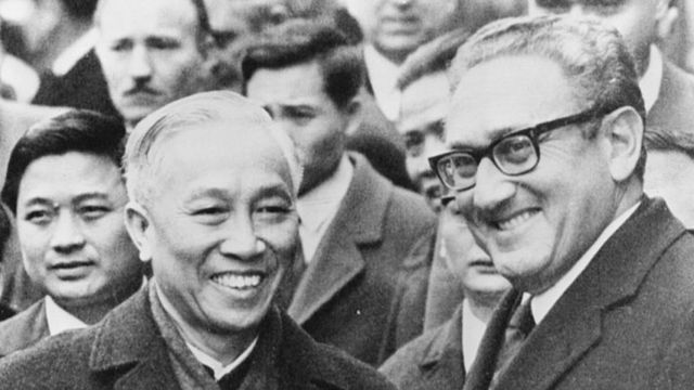 Kissinger junto al diplomático norvietnamita Le Duc Tho.