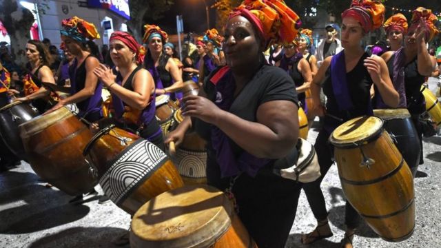 Mulheres tocando tambores em Montevidéu