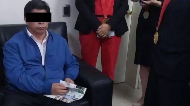 A polícia peruana divulgou uma foto de Castillo preso