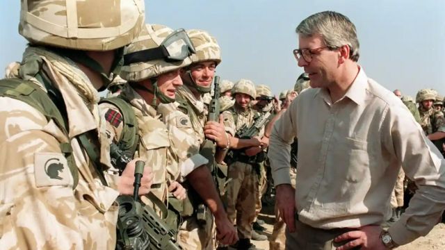 رئيس وزراء بريطانيا السابق جون ميجور يتحدث للقوات البريطانية المشاركة في حرب العراق 1991