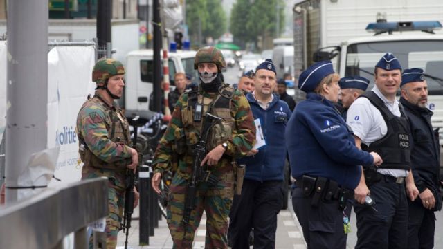 Policiais em cena de alerta de bomba em rua de compras de Bruxelas em 21 de junho de 2016