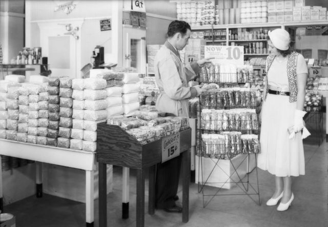 Embalagens de celofane em supermercado na Califórnia em 1932