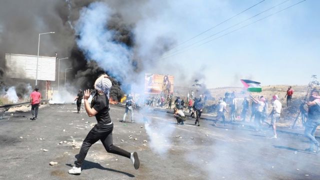 القوات الإسرائيلية ترمي القنابل المسيلة للدموع خلال احتجاج في رام الله بالضفة الغربية