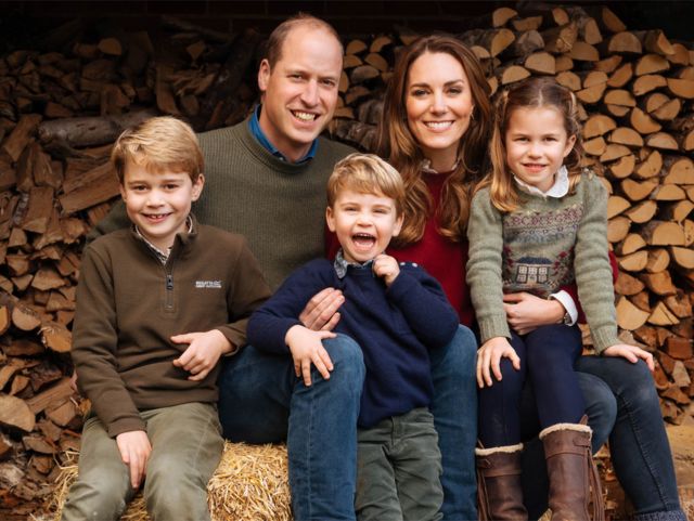 Cambridges Christmas Card 2022 Royal Christmas Card: Prince William And Kate Release Family Photo - Cbbc  Newsround