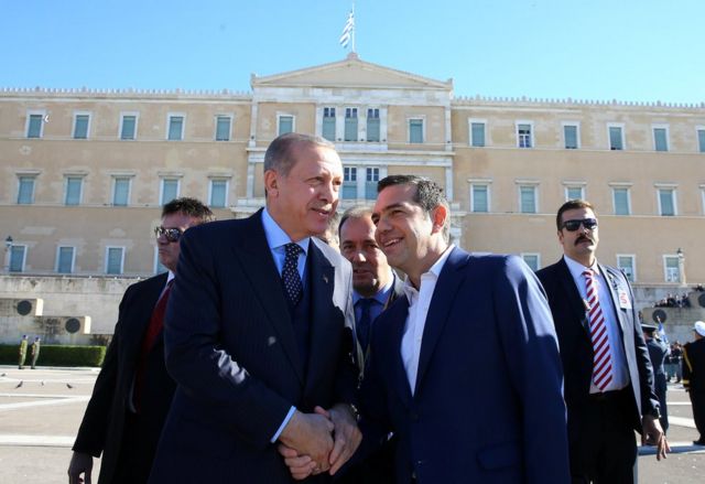 ギリシャの国会議事堂前で握手するエルドアン大統領（写真左）とギリシャのアレクシス・チプラス首相（同右）