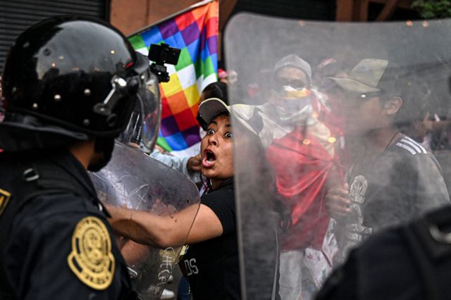 اشتبك أنصار الرئيس السابق، بيدرو كاستيل،و مع شرطة مكافحة الشغب خلال مظاهرة تطالب بالإفراج عنه