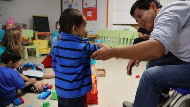 Crianças em abrigo para imigrantes no Texas