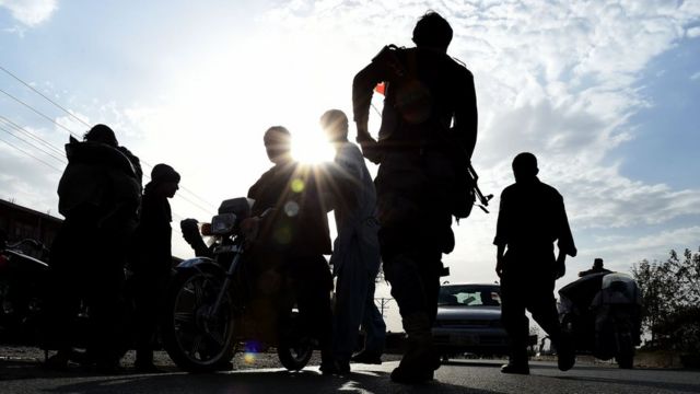 Afgan polisi Helmand bölgesinde Taliban ile çatışıyor