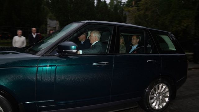 I membri della famiglia reale arrivano a Balmoral