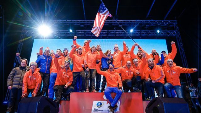 Американский биатлонист Лоуэлл Бэйли с коллегами на Чемпионате мира в австрийском Хохфильцене 16 февраля