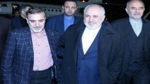 مسعود سلیمانی (چپ) پس از آزادی در کنار محمد جواد ظریف