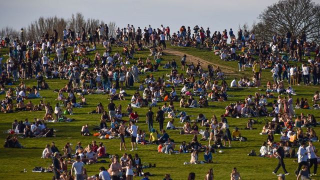 Cientos de británicos en un parque en el centro de Londres este domingo.