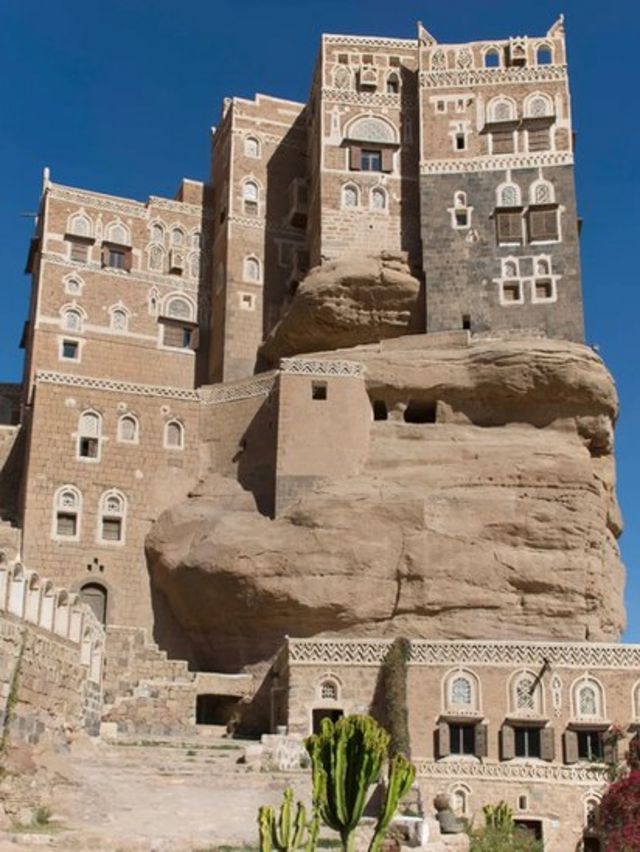 El monumental palacio de Dar-al-Hajar.
