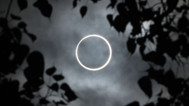 ดวงจันทร์บดบังตรงกลางของดวงอาทิตย์ทำให้เกิดปรากฏการณ์สุริยุปราคาวงแหวนขึ้นในอินเดีย