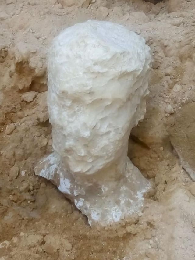Escultura de cabeça encontrada junto ao túmulo em Alexandria