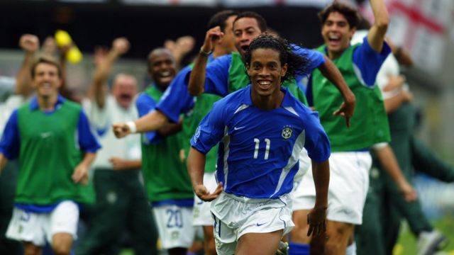 Ronaldinho celebra su gol contra Inglaterra