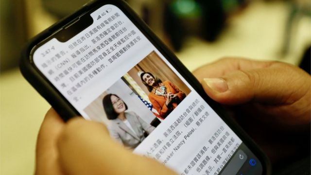 Tela de celular mostra texto de matéria e fotos de Tsai Ing-wen e Nancy Pelosi