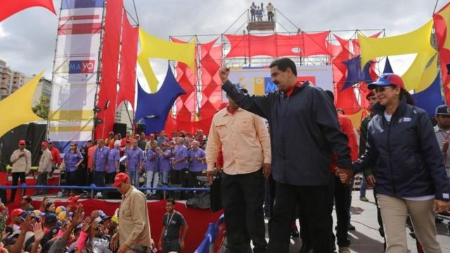 Maduro saluda a sus seguidores.