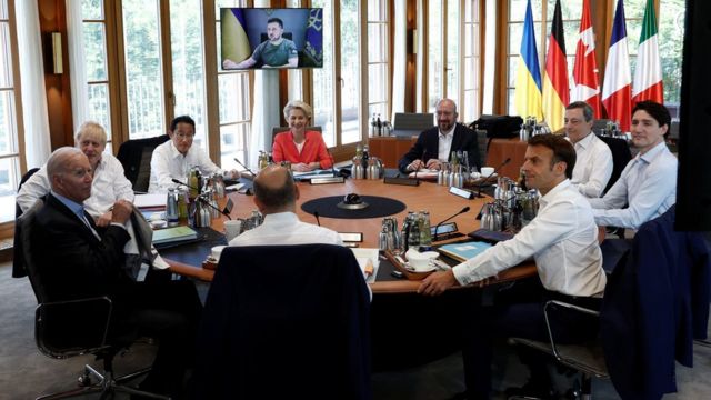 Les dirigeants mondiaux assis autour d'une table au sommet du G7 en Allemagne