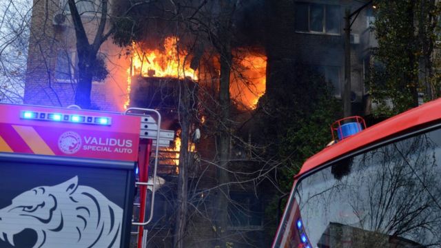 edificio incendiado en Kyiv luego de los bombardeos rusos.